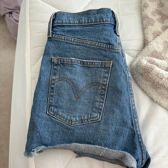 Levi size 26 rib cage shorts. Excellent condition. High rise. Button closure - Picture 5 of 8